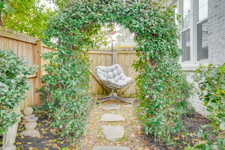 Savannah Real Estate | View 202 East 49th Street | room 33 | View 34