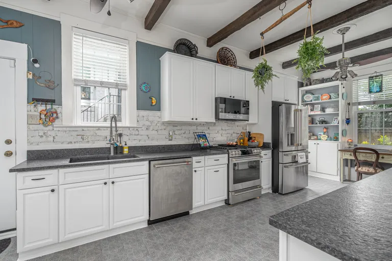 Savannah Real Estate | View 202 East 49th Street | room 15 | View 16
