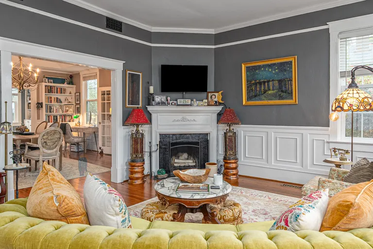 Savannah Real Estate | View 202 East 49th Street | room 4 | View 5