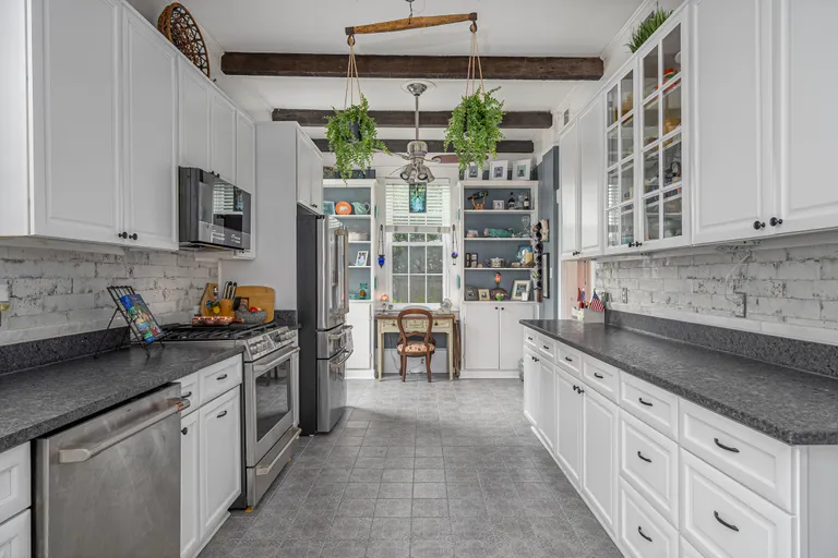 Savannah Real Estate | View 202 East 49th Street | room 12 | View 13