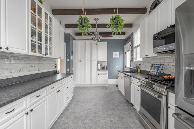 Savannah Real Estate | View 202 East 49th Street | room 16 | View 17