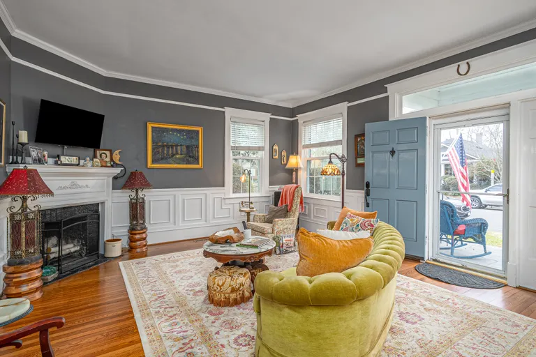 Savannah Real Estate | View 202 East 49th Street | room 3 | View 4
