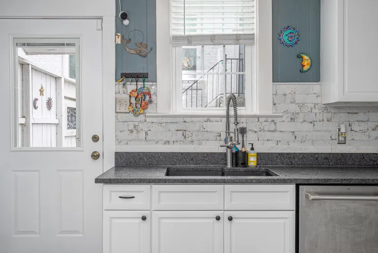 Savannah Real Estate | View 202 East 49th Street | room 14 | View 15