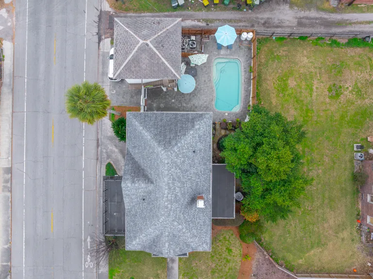 Savannah Real Estate | View 202 East 49th Street | room 40 | View 41
