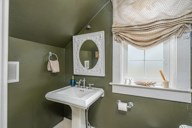 Savannah Real Estate | View 202 East 49th Street | room 17 | View 18