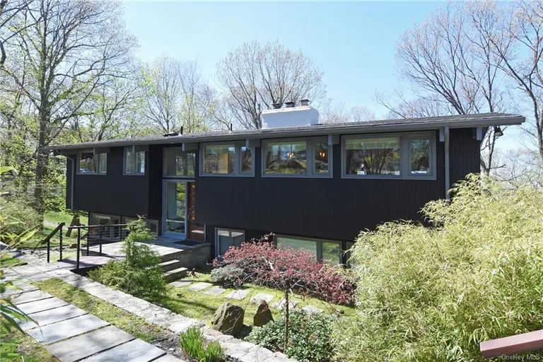New York City Real Estate | View 300 Riverview Road | 4 Beds, 3 Baths | View 1