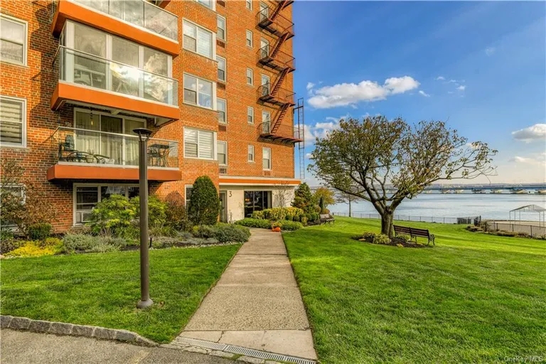 New York City Real Estate | View 3 Salisbury Point Unit# 4C | 1 Bed, 1 Bath | View 1