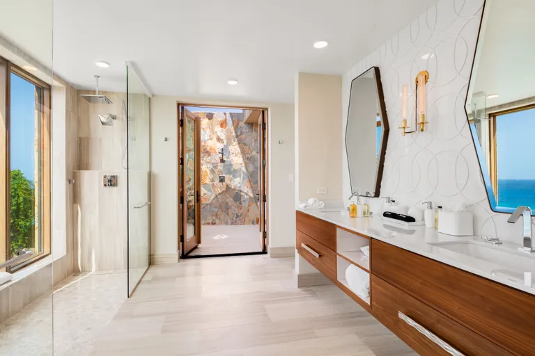 British Virgin Islands Real Estate | View Villa Maronti, Oil Nut Bay | Villa Maronti Junior Suite Bath 1 | View 19