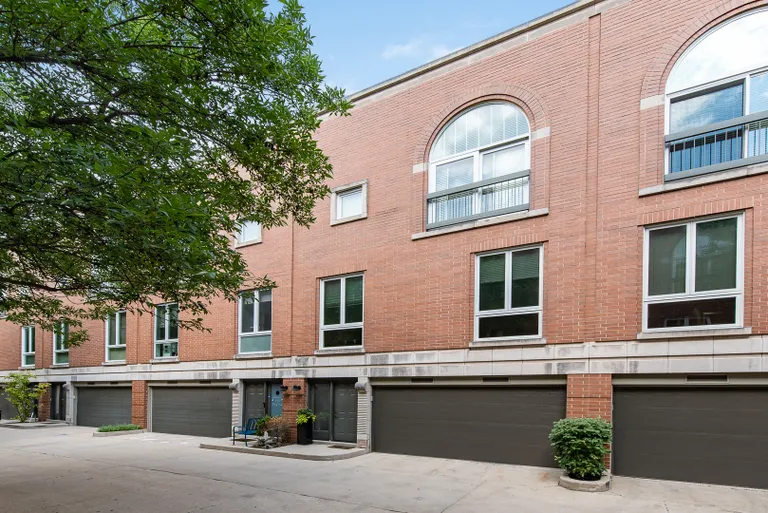 New York City Real Estate | View 2673 N Greenview, G | 3 Beds, 2 Baths | View 1