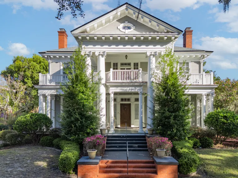 Savannah Real Estate | View 18 East 34th Street | 5 Beds, 3 Baths | View 1