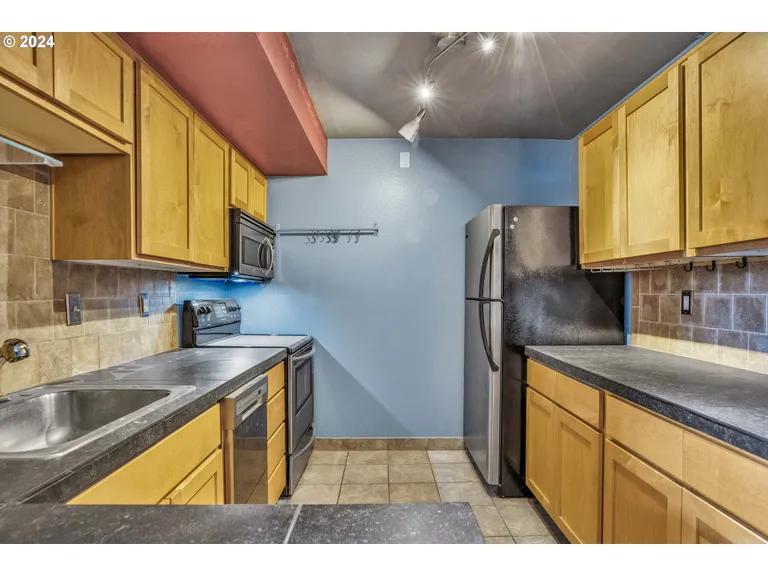 New York City Real Estate | View 410 NW 18th Ave #007 | room 4 | View 5