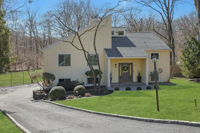 Westchester Real Estate | View 29 Maple Moor Lane | room 1 | View 2