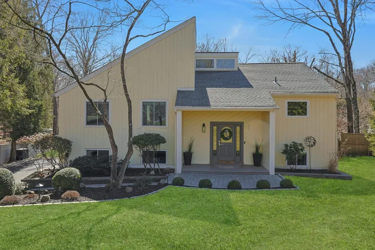 Westchester Real Estate | View 29 Maple Moor Lane | 3 Beds, 3 Baths | View 1