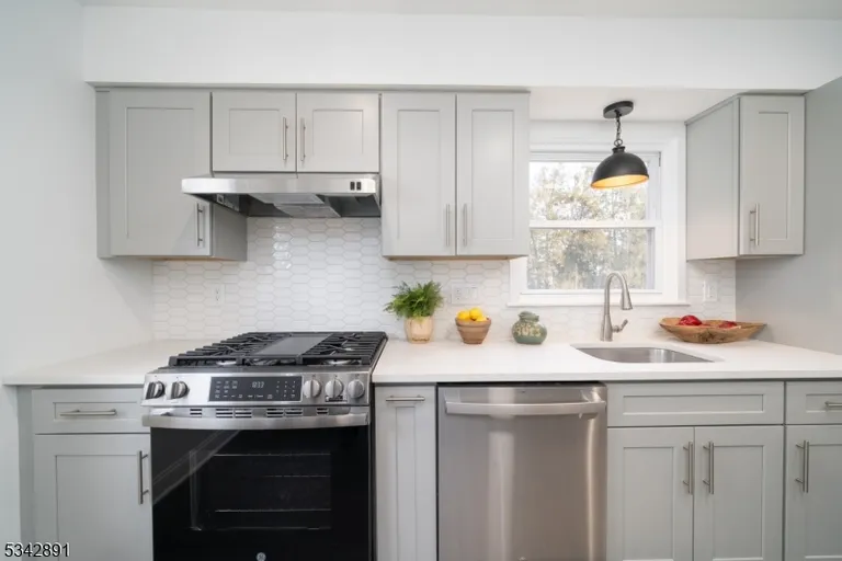Jersey City/Hoboken Real Estate | View 72 Emerson St | room 8 | View 9