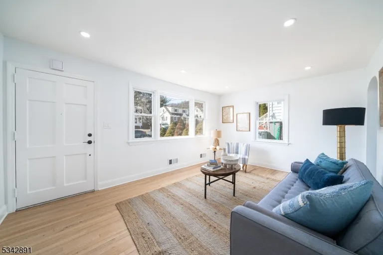 Jersey City/Hoboken Real Estate | View 72 Emerson St | room 3 | View 4