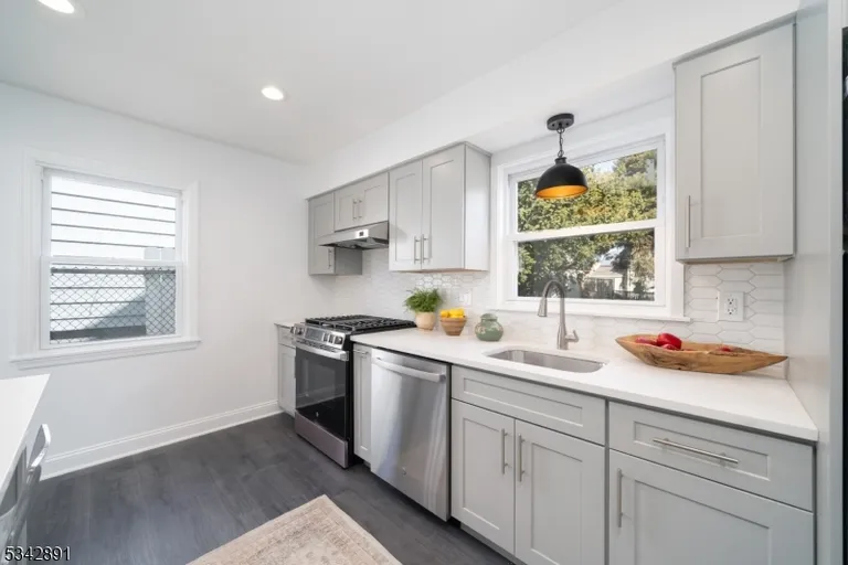 Jersey City/Hoboken Real Estate | View 72 Emerson St | room 10 | View 11
