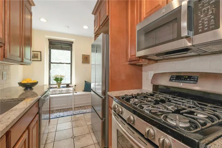 New York City Real Estate | View 240 Bronxville Road #B3 | room 10 | View 11