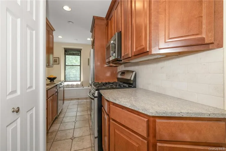 New York City Real Estate | View 240 Bronxville Road #B3 | room 15 | View 16