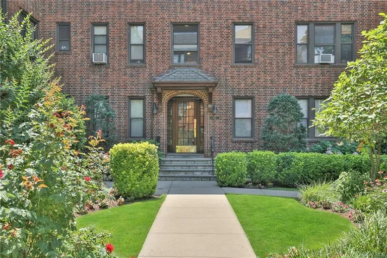 New York City Real Estate | View 240 Bronxville Road #B3 | room 2 | View 3