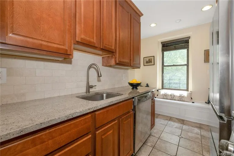 New York City Real Estate | View 240 Bronxville Road #B3 | room 8 | View 9