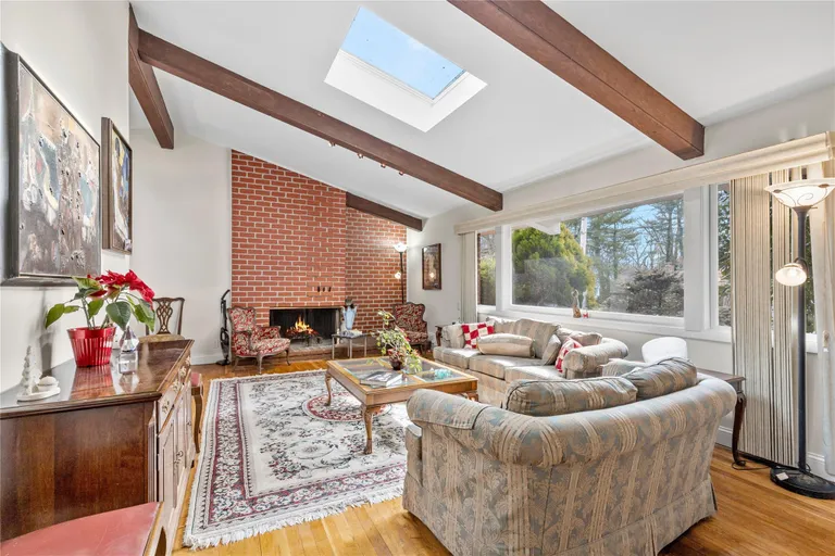 Westchester Real Estate | View 20 Hunt Path | room 10 | View 11