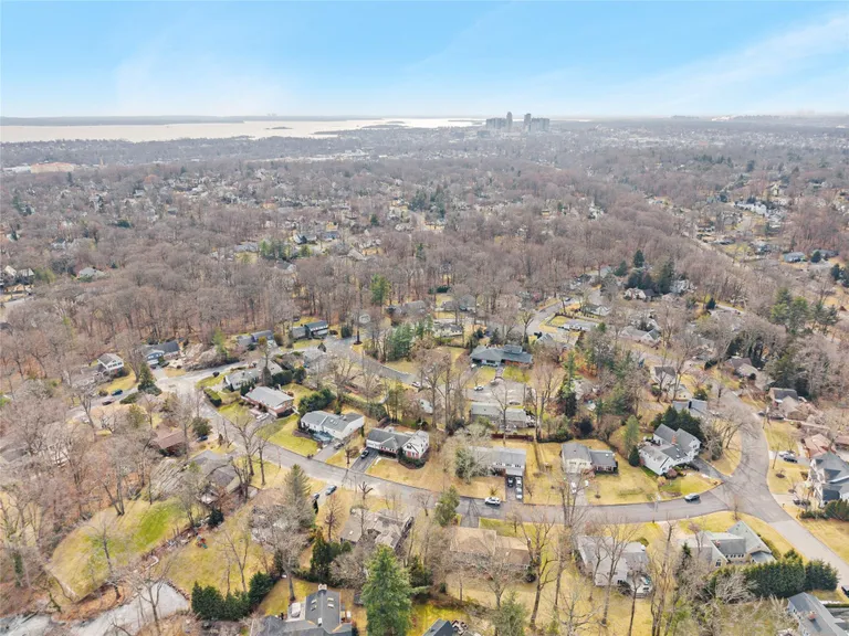Westchester Real Estate | View 20 Hunt Path | room 8 | View 9