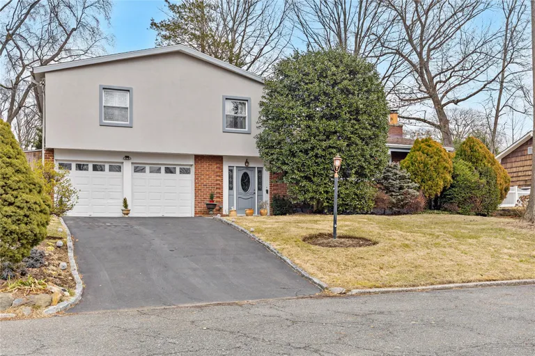 Westchester Real Estate | View 20 Hunt Path | 3 Beds, 2 Baths | View 1