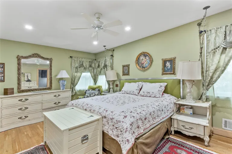 Westchester Real Estate | View 20 Hunt Path | room 17 | View 18