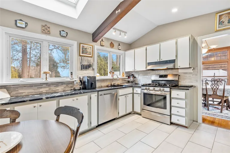 Westchester Real Estate | View 20 Hunt Path | room 14 | View 15