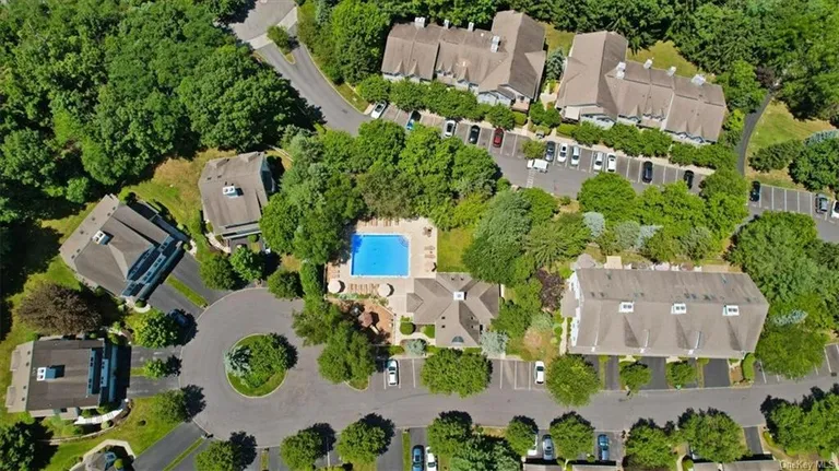 Westchester Real Estate | View 409 Glenwood Drive | room 23 | View 24