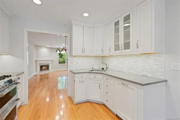 Westchester Real Estate | View 409 Glenwood Drive | room 3 | View 4