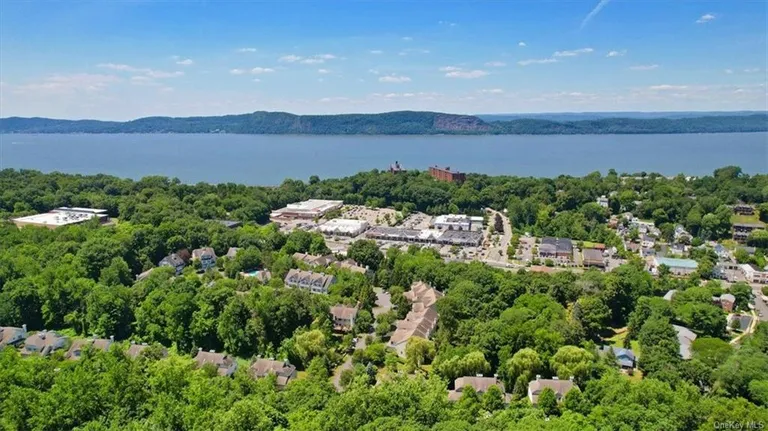 Westchester Real Estate | View 409 Glenwood Drive | room 31 | View 32