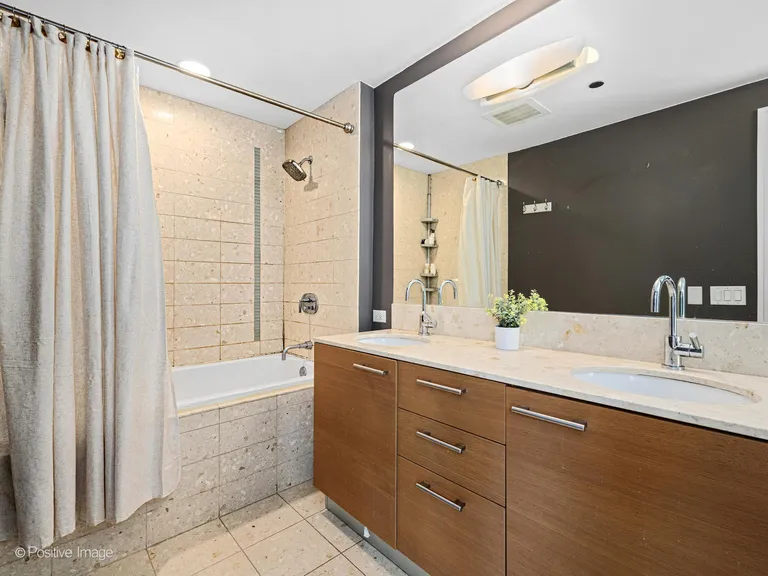 Chicago Real Estate | View 340 E Randolph, 506 | room 10 | View 11