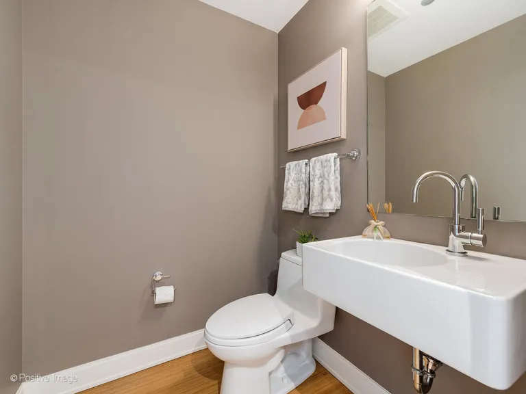 Chicago Real Estate | View 340 E Randolph, 506 | room 11 | View 12