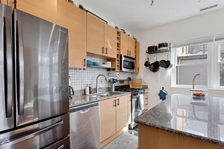 Chicago Real Estate | View 4646 N Beacon, 104 | room 5 | View 6