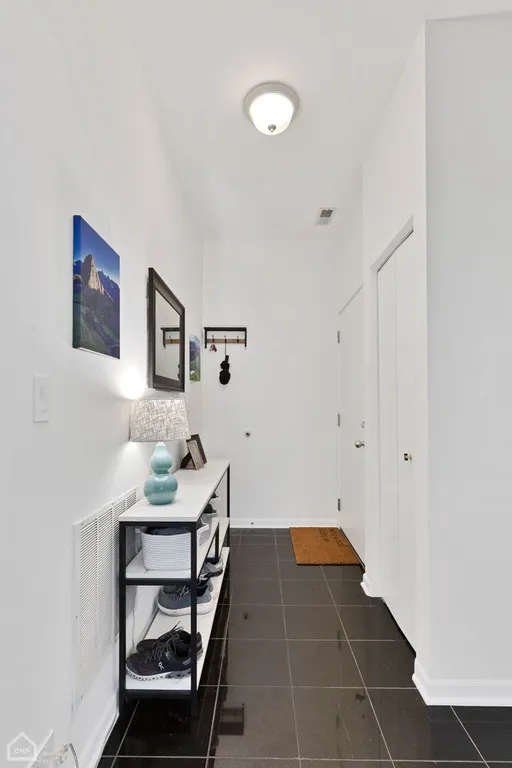 Chicago Real Estate | View 4646 N Beacon, 104 | room 12 | View 13