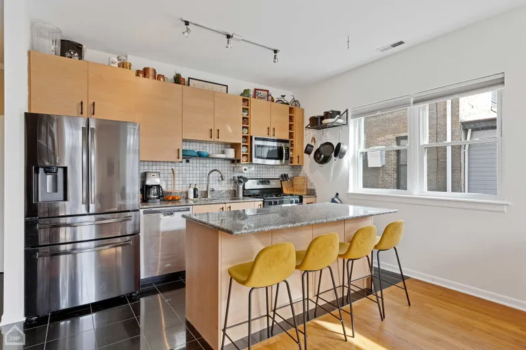 Chicago Real Estate | View 4646 N Beacon, 104 | room 4 | View 5