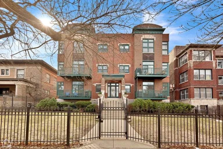 Chicago Real Estate | View 4646 N Beacon, 104 | 2 Beds, 2 Baths | View 1