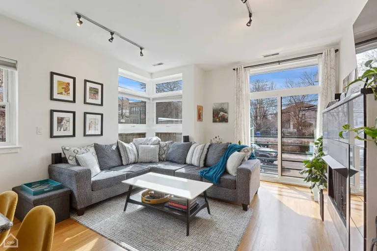 Chicago Real Estate | View 4646 N Beacon, 104 | room 1 | View 2