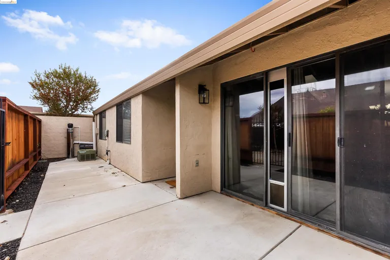 Northern California Real Estate | View 863 Villa Ter | 2 Beds, 1 Bath | View 1