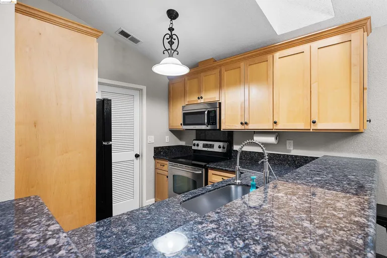 Northern California Real Estate | View 863 Villa Ter | room 16 | View 17