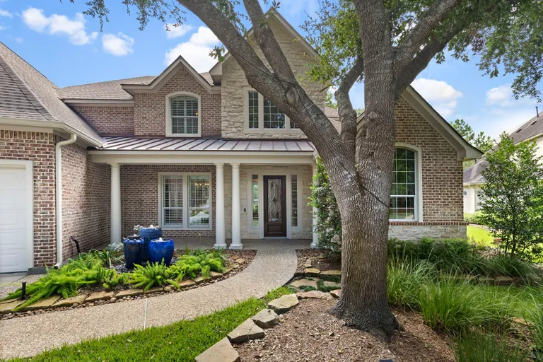 The Woodlands Real Estate | View 10 Sutton Mill Place | 5 Beds, 3 Baths | View 1