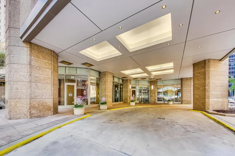 Chicago Real Estate | View 222 N Columbus, 1304 | room 21 | View 22
