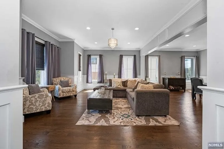 New York City Real Estate | View 12 Cortland Place | room 3 | View 4