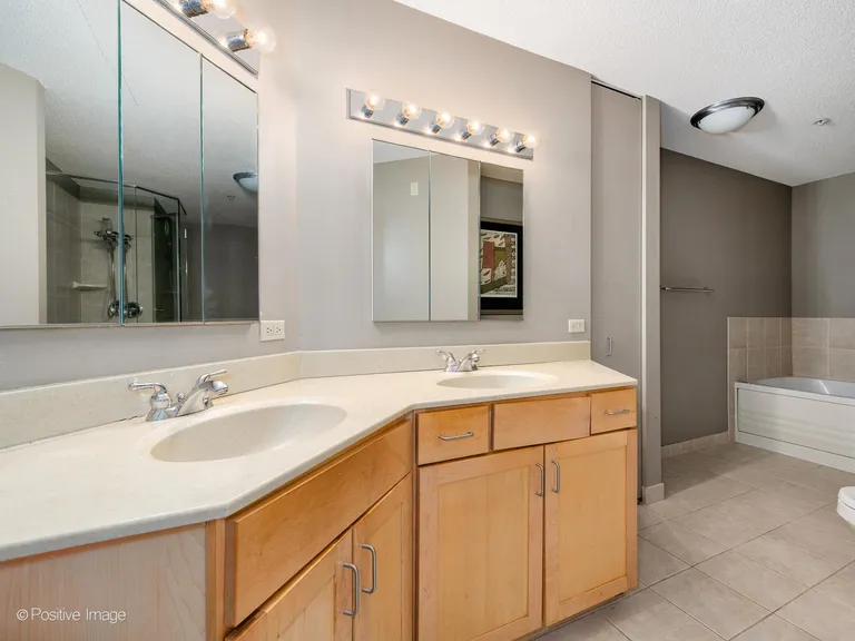 Chicago Real Estate | View 222 N Columbus, 4803 | room 14 | View 15
