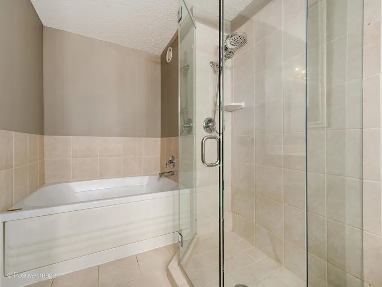 Chicago Real Estate | View 222 N Columbus, 4803 | room 17 | View 18