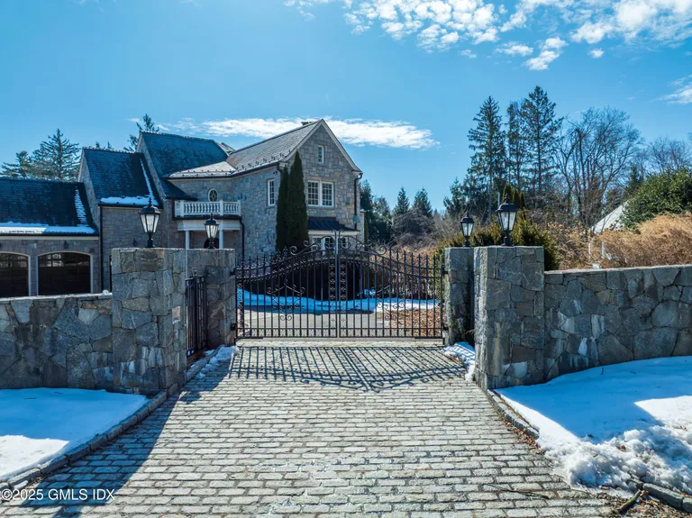 Greenwich Real Estate | View 8 Lindsay Drive | room 3 | View 4
