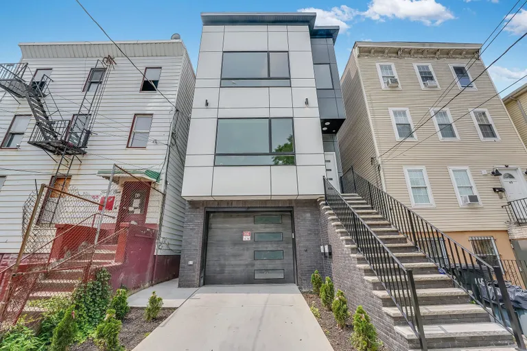 New York City Real Estate | View 43 Gardner Ave Unit# 2A | room 25 | View 26