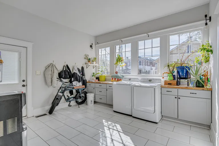Savannah Real Estate | View 1123 East 32nd Street | room 14 | View 15