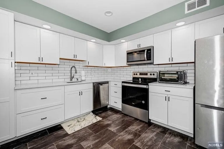 Bergen County Real Estate | View 159 Pond Drive #13D | room 3 | View 4